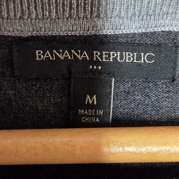 Banana Republic Factory | Tonal Gray Colorblock Crewneck Sweater Size Medium - Picture 3 of 4